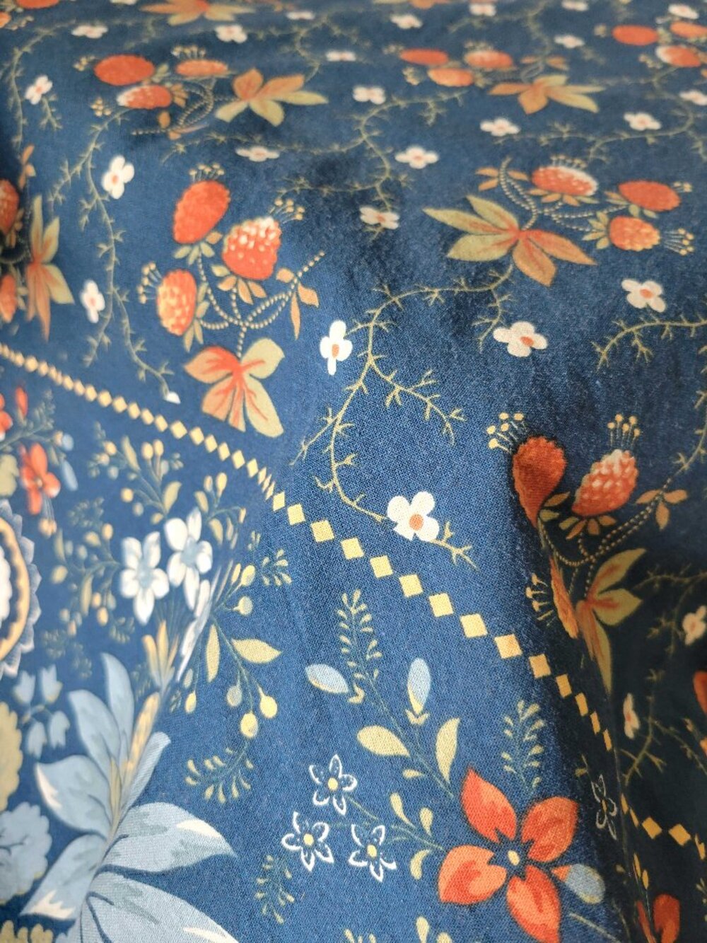 Williams Sonoma Berry Meadow Print Cotton Table Cloth 70”x90" Countryside Dainty